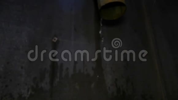 从管子里滴下来的水滴视频的预览图