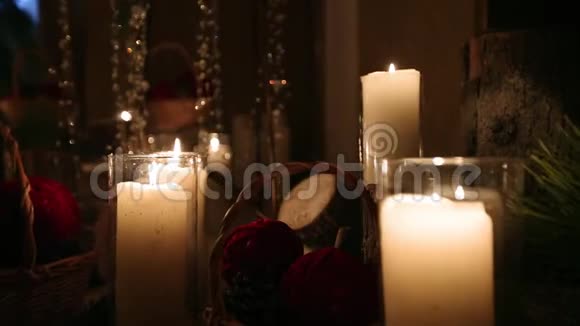 美丽的圣诞节冬季婚礼订婚仪式装饰汇编与蜡烛桦木原木灯泡花环和冷杉视频的预览图