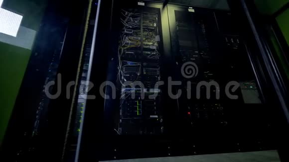 现代数据中心云计算概念服务器架在数据中心房间视频的预览图