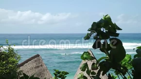 印度尼西亚星期日海滩俱乐部夏季阳光明媚的一天的全景海景视频的预览图