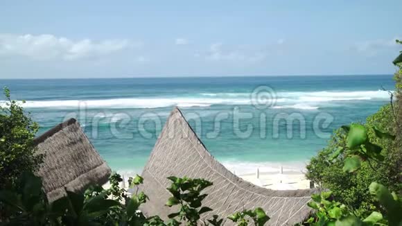 印度尼西亚星期日海滩俱乐部夏季阳光明媚的一天的全景海景视频的预览图