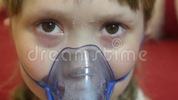 生病的小女孩微笑着用口罩吸入女孩住院时用吸入治疗视频的预览图