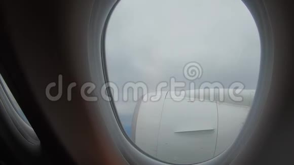 从风景的乘客飞机的窗户看风景视频的预览图