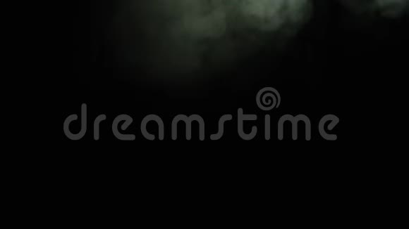 黑色背景下滚滚浓烟库存录像白色烟云的细流散布在孤立的黑色视频的预览图