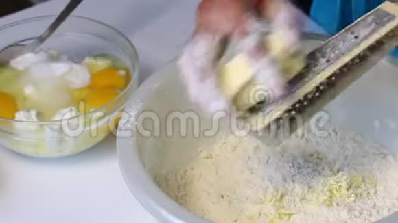一个女人混合配料做一个大理石蛋糕把黄油磨成面团桌子旁边是其他的视频的预览图