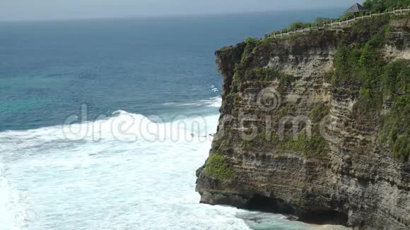 印度尼西亚巴厘Uluwatu海岸遭受极端海浪的冲击视频的预览图