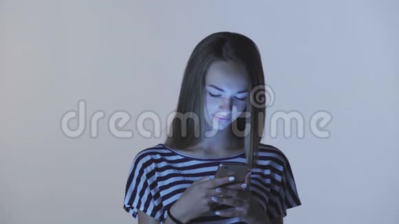 使用智能手机打字的少女视频的预览图