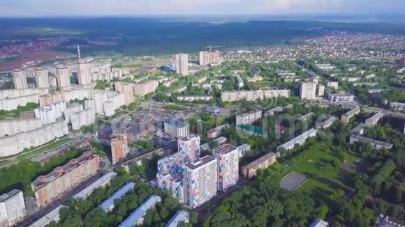 阳光明媚的一天俯瞰绿色城市剪辑住宅鸟瞰郊区住宅新街坊现代住宅视频的预览图