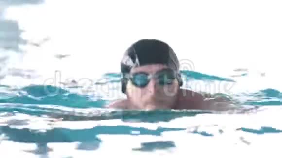残疾人在游泳池里朝镜头游去视频的预览图