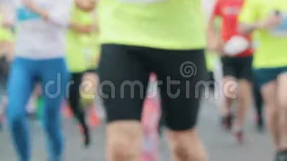 跑步运动员在马拉松上跑步模糊视频的预览图