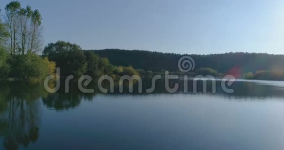 神圣的阳光明媚的一天无人驾驶飞机在立陶宛湖上展开射击视频的预览图