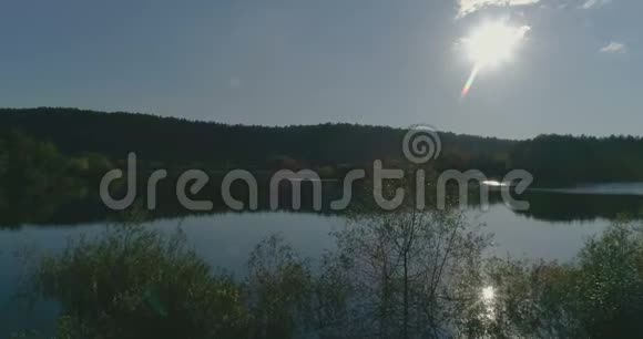 神圣的阳光明媚的一天无人驾驶飞机在立陶宛湖上展开射击视频的预览图