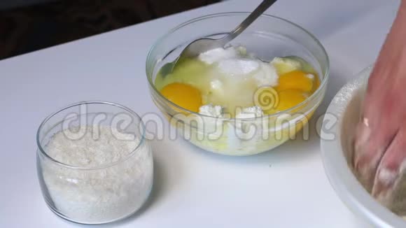 一个女人混合配料做一个大理石蛋糕把黄油磨成面团桌子旁边是其他的视频的预览图
