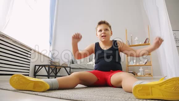 胖男孩在健身视频的预览图