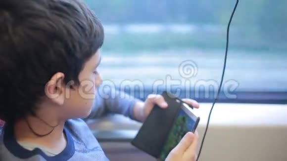 在火车上旅行的少年视频的预览图