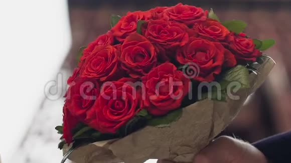 给女人的一束花一束红玫瑰给女朋友的礼物视频的预览图