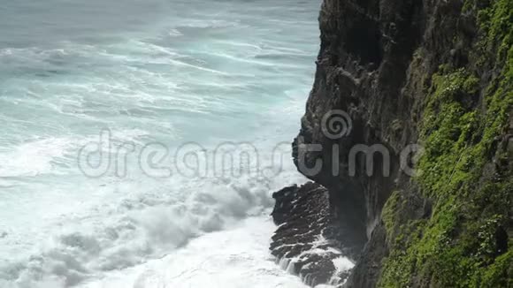 巴厘岛乌鲁瓦图巨浪冲击岩石的惊人威力视频的预览图