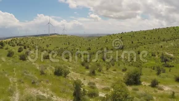 现代风电场环绕着美丽的绿色景观替代能源视频的预览图