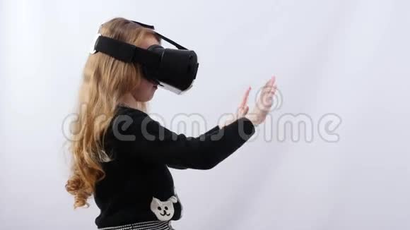 一个穿着黑色虚拟现实眼镜的女孩把扶手举在面前视频的预览图