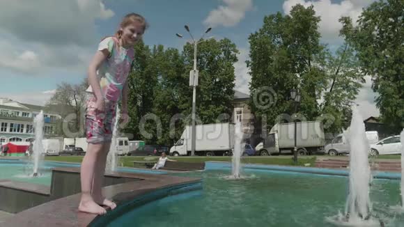女孩跳进喷泉穿过喷水池慢镜头视频的预览图