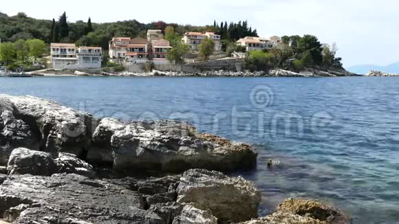科孚岛卡西奥皮村希腊爱奥尼亚海的洛基海岸和山上的房子视频的预览图