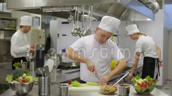 厨师准备沙拉伤肘伤视频的预览图