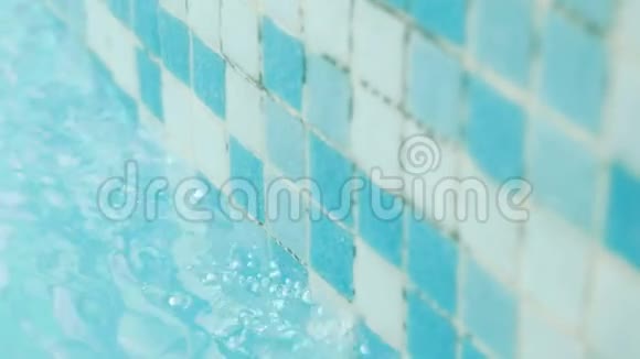 水流过蓝色的小瓷砖视频的预览图
