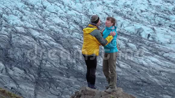 冰岛冰川背景下的游客视频的预览图