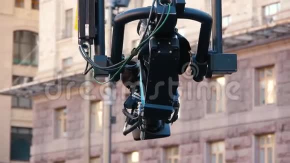 拍摄时在水龙头上放摄像机在街上拍电影视频的预览图