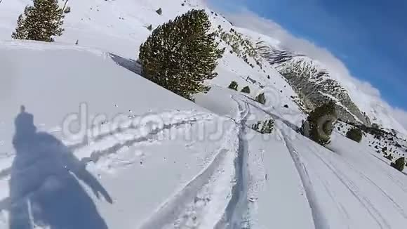 滑雪者在雪山坡上冲下跑道的阴影极限运动视频的预览图