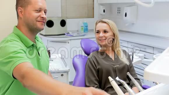 微笑牙医与快乐女病人握手4k镜头视频的预览图