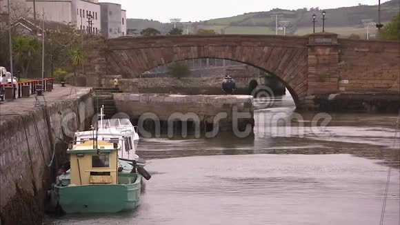 一条有船停泊的爱尔兰老运河视频的预览图