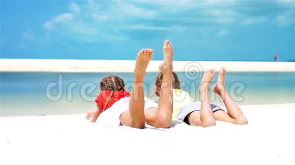 小女孩在海边的热带海滩玩得很开心流动人口视频的预览图