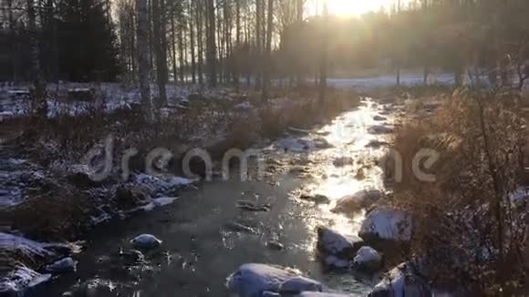 石头上有雪的河流视频的预览图