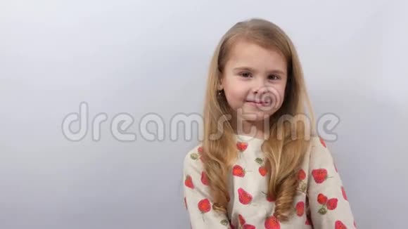 迷人的金发女孩用食指向右转视频的预览图