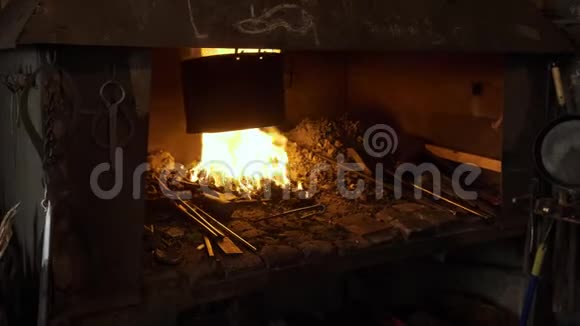 铁匠炉里的火视频的预览图