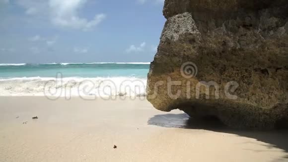 海浪冲击海岸线悬崖视频的预览图