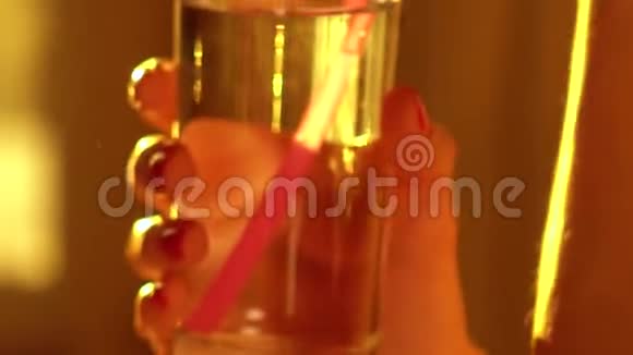 年轻女子通过粉红色的吸管喝水4K型特写镜头视频的预览图