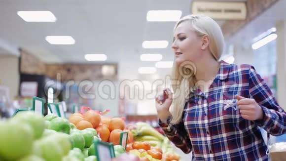 女孩在商店买水果和蔬菜视频的预览图