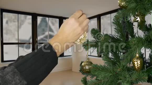 曼斯手装饰圣诞树家乡的背景绿色圣诞树圣诞装饰窗外视频的预览图