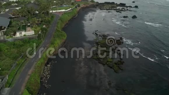 巴厘岛黑色海滩热带岛屿的鸟瞰图视频的预览图