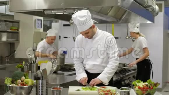 厨师准备沙拉手腕受伤视频的预览图