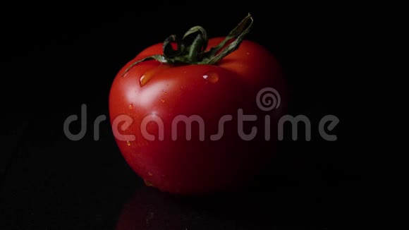 从成熟的西红柿上面滴下的水滴框架把一滴从番茄里滴下来的水收起来视频的预览图