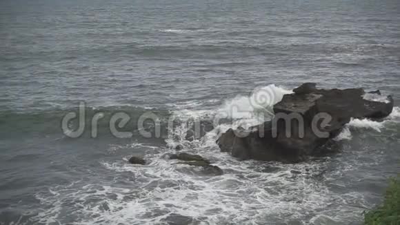 海浪拍打着石滩慢动作巴厘视频的预览图