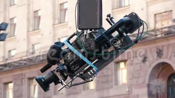 拍摄时在水龙头上放摄像机在街上拍电影视频的预览图