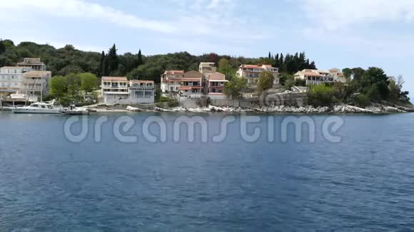 科孚岛卡西奥皮村希腊爱奥尼亚海的洛基海岸和山上的房子视频的预览图
