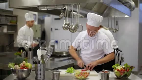 做沙拉的厨师伤肩伤视频的预览图