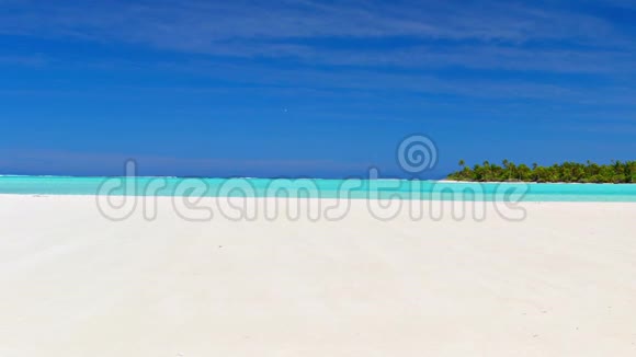 从白海滩出发在艾图塔基泻湖和荒岛上的绿松石海上进行全景库克群岛南太平洋视频的预览图