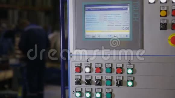 监视器触摸屏工业面板与数据和控制按钮在工业工厂视频的预览图