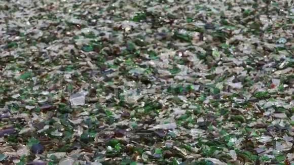 回收工业工厂的玻璃碎瓶视频的预览图
